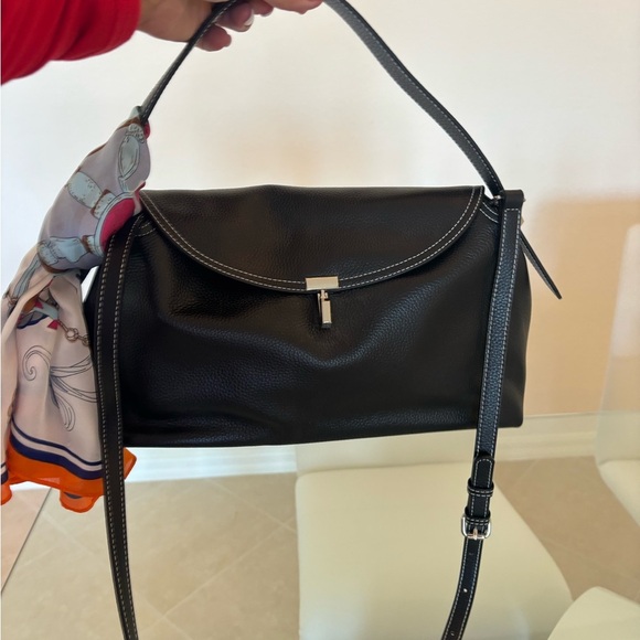 Elegant Black Leather Handbag - Picture 9 of 10